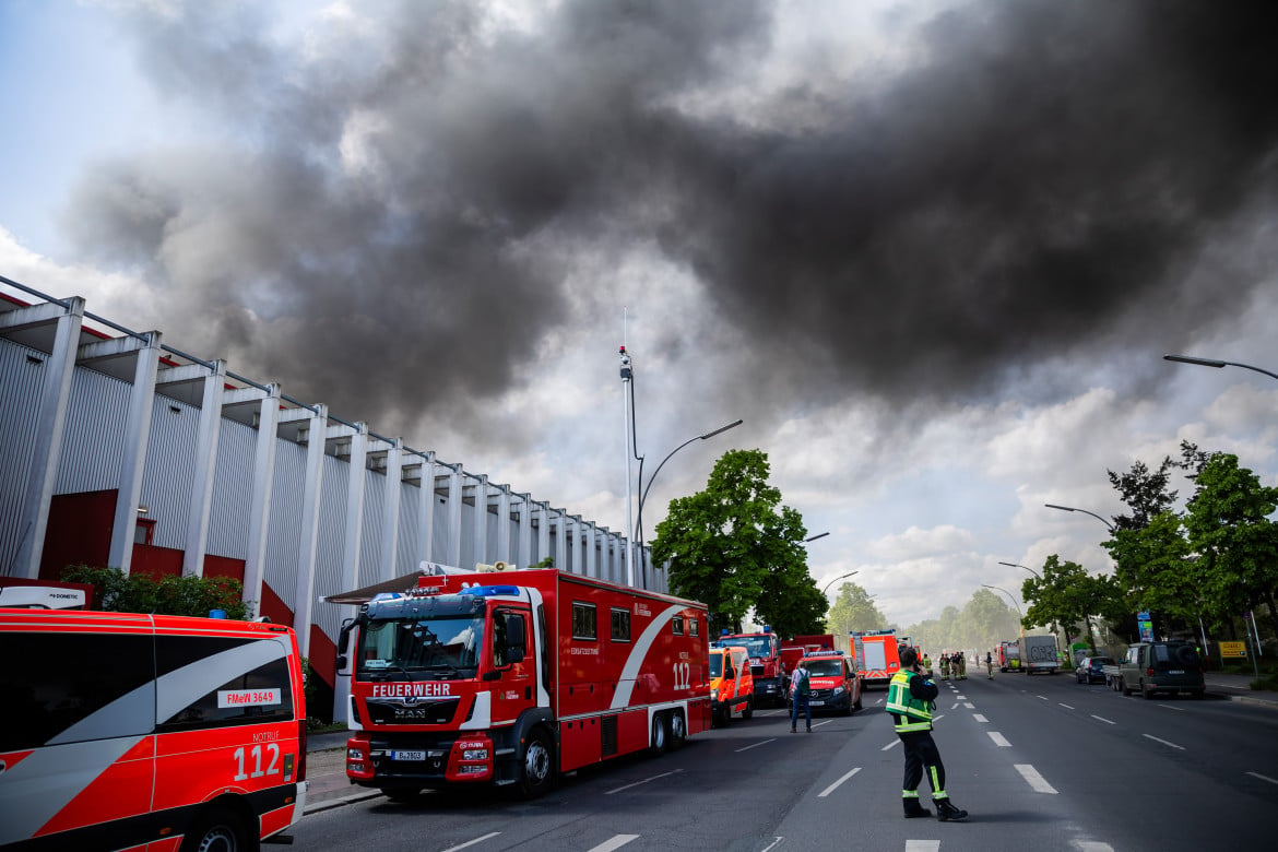 Nube tossica su Berlino, va a fuoco la fabbrica di armi per Kiev
