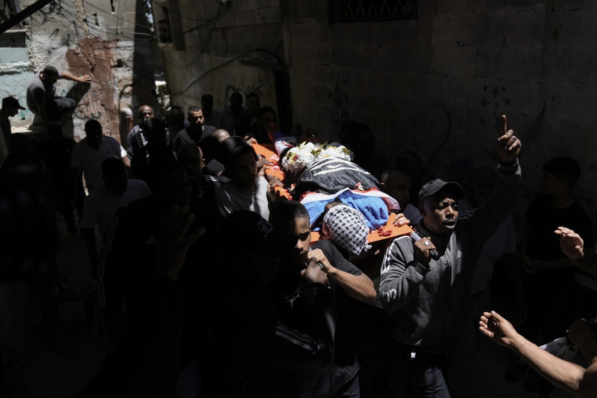 I funerali di uno dei palestinesi uccisi a Tulkarem (Ap)