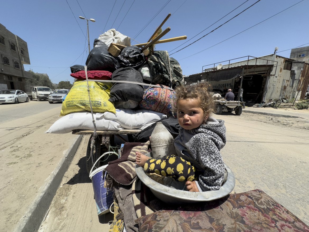 Una famiglia palestinese in fuga da Rafah foto Zuma/Aaed Baker