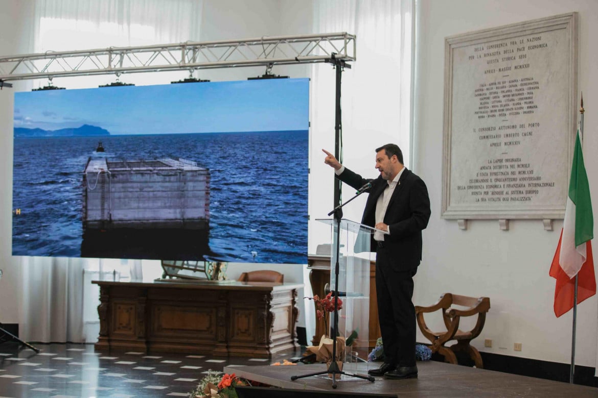 Salvini alla conferenza stampa per la posa del primo cassone della diga del porto di Genova foto Ansa