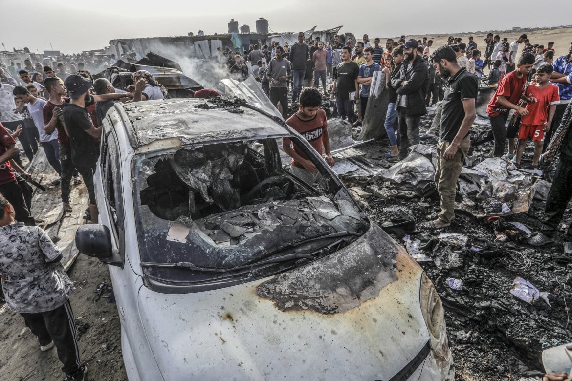 Sulle tende di Rafah bombe da 2 tonnellate. Poi il rogo: 45 uccisi