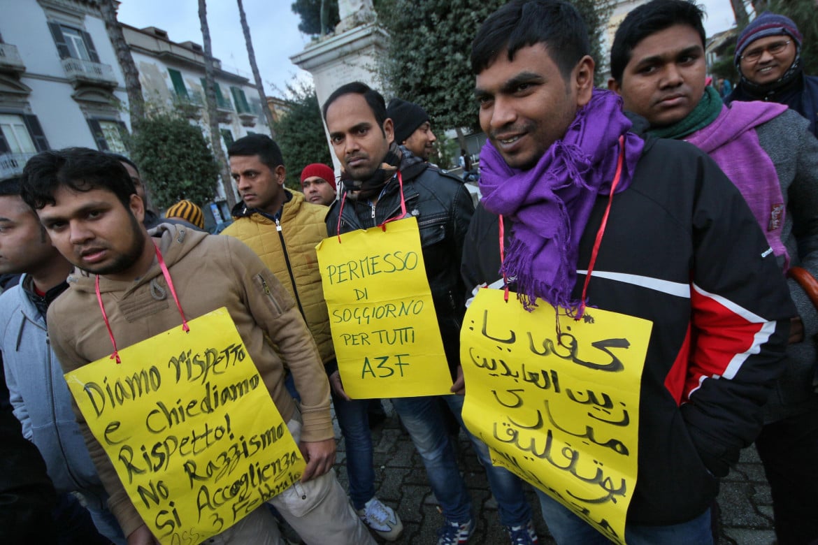 Migranti bengalesi protestano a Napoli nel 2015 contro le condizioni nei laboratori tessili della zona (Ansa)