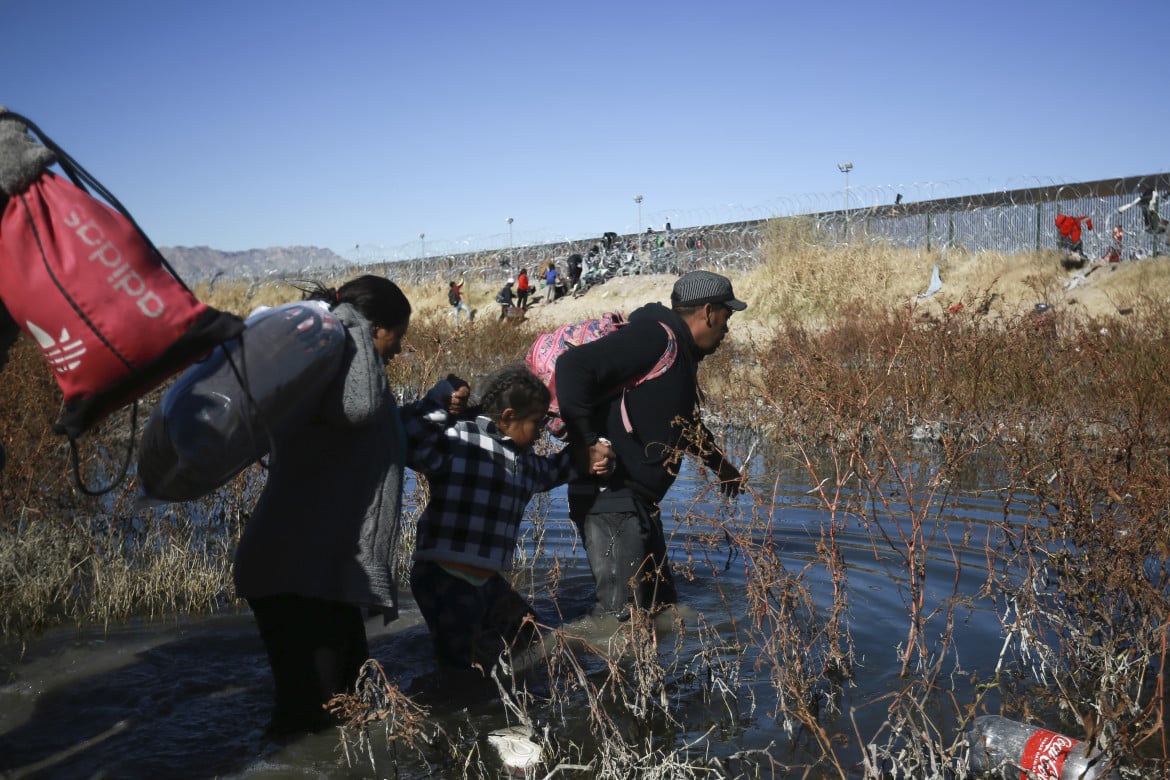 Migranti attraversano il Rio Grande per raggiungere gli Usa