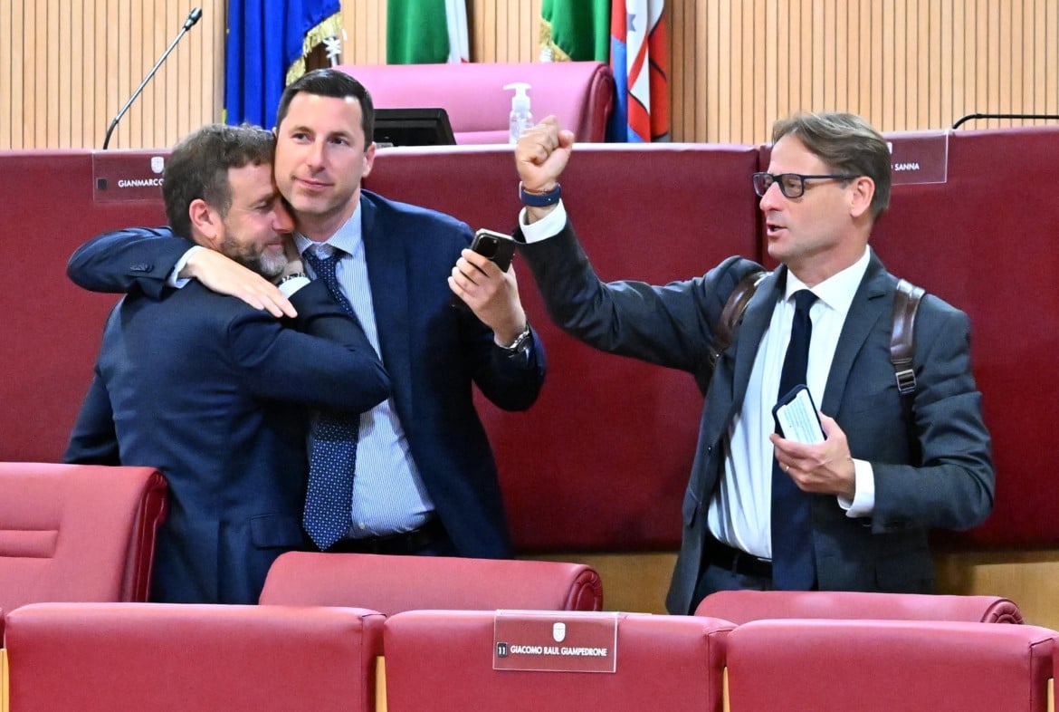 Il vicepresidente della Regione Liguria Alessandro Piana festeggia l'esito della votazione sulla sfiducia a Giovanni Toti