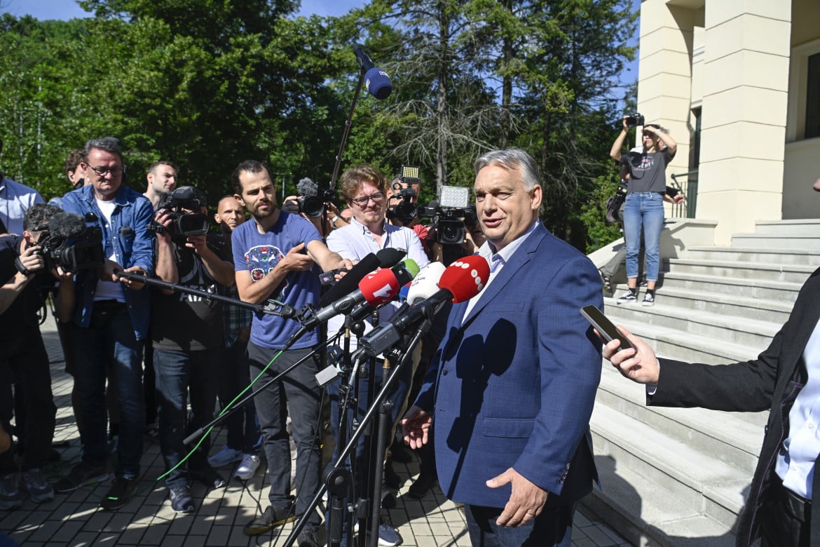 Il premier ungherese Orbán dopo avere votato a Budapest foto Ap/Szilard Koszticsak