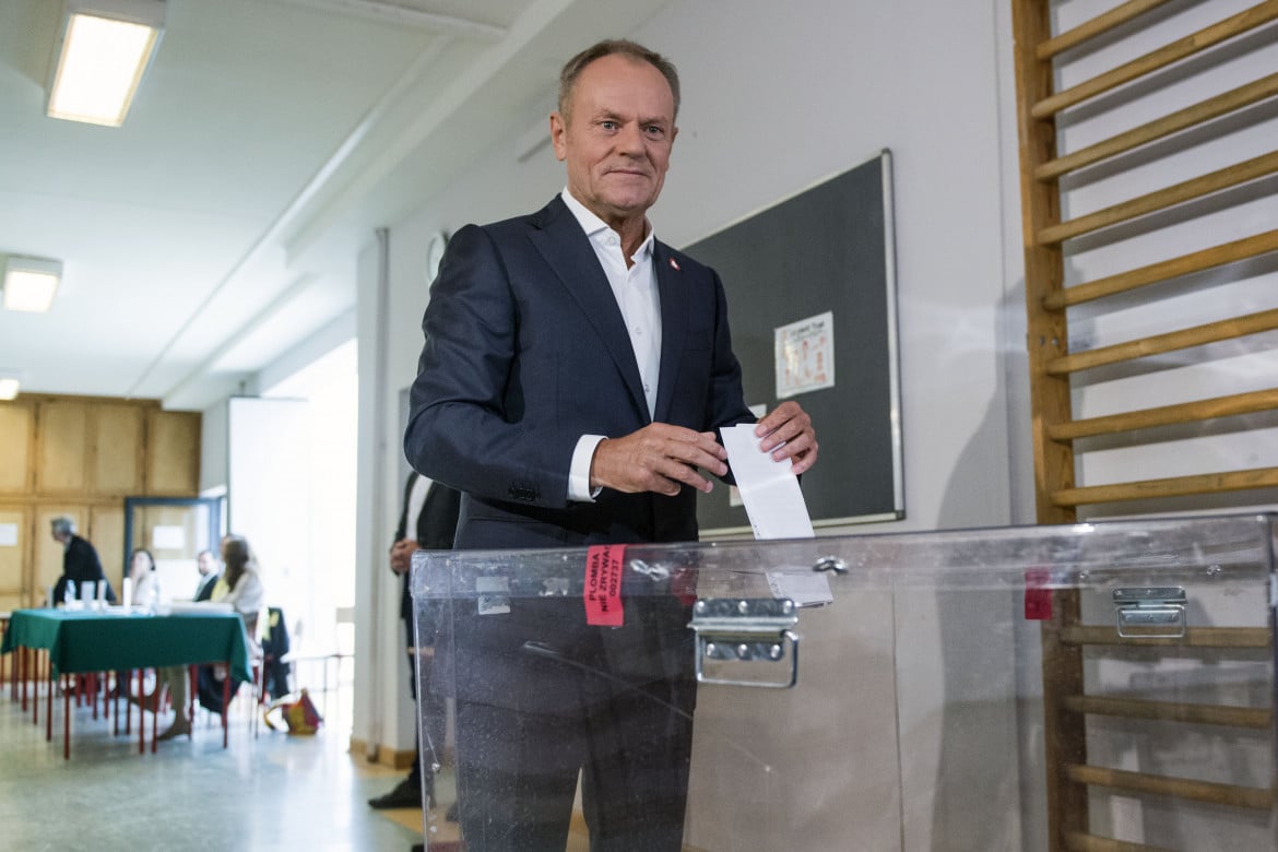 Il premier polacco Donald Tusk al voto foto Zuma/Attila Husejnow