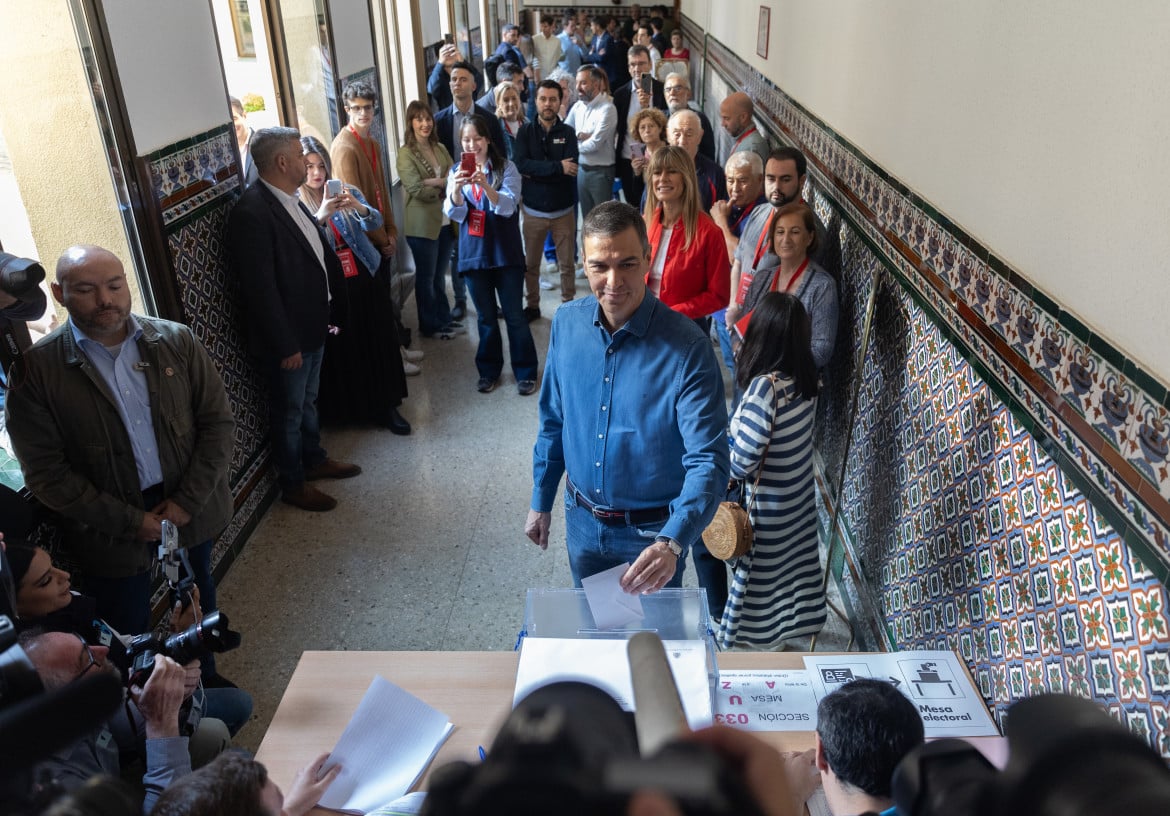 Il premier spagnolo Sánchez al voto a Madrid foto Ansa/Eduardo Parra