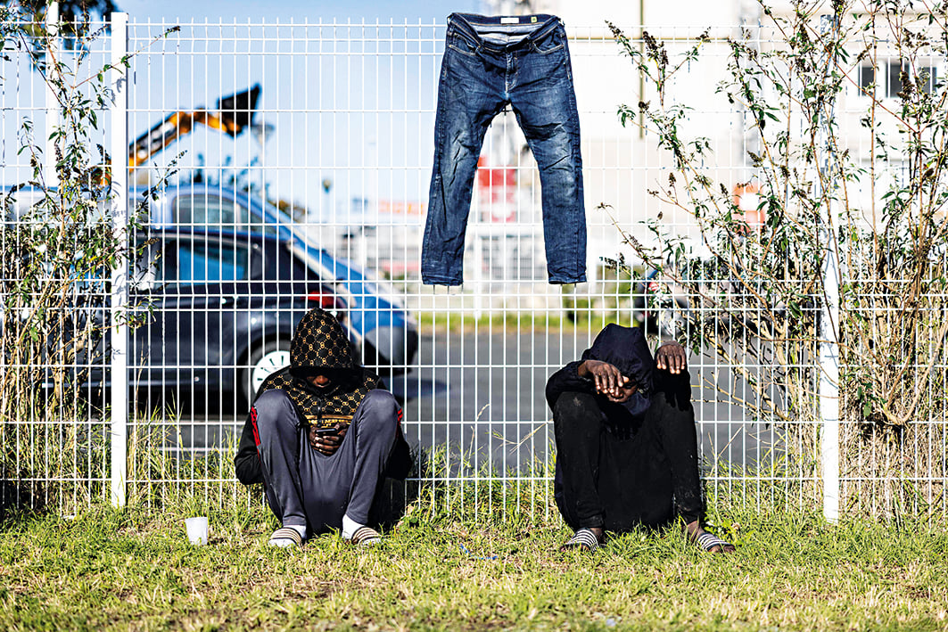 Migranti in un centro di detenzione a Calais Afp 