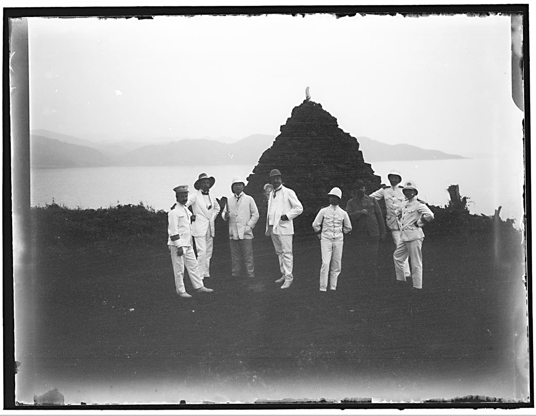 Una foto del 1910, scattata in riva al lago Kivu, in cui militari e funzionari europei posano davanti a un cippo che segna il nuovo confine