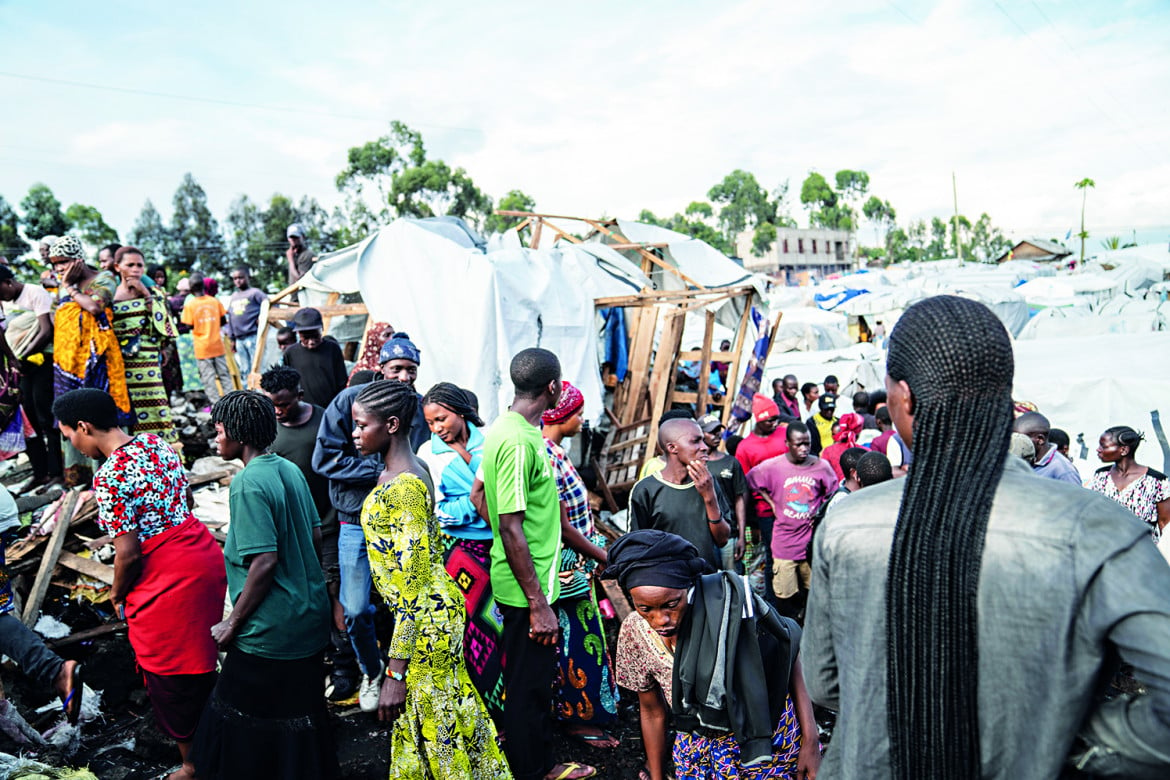 Il campo profughi di Mugunga, a ovest di Goma, dopo il bombardamento dello scorso 3 maggio, attribuito all’M23 foto Ap