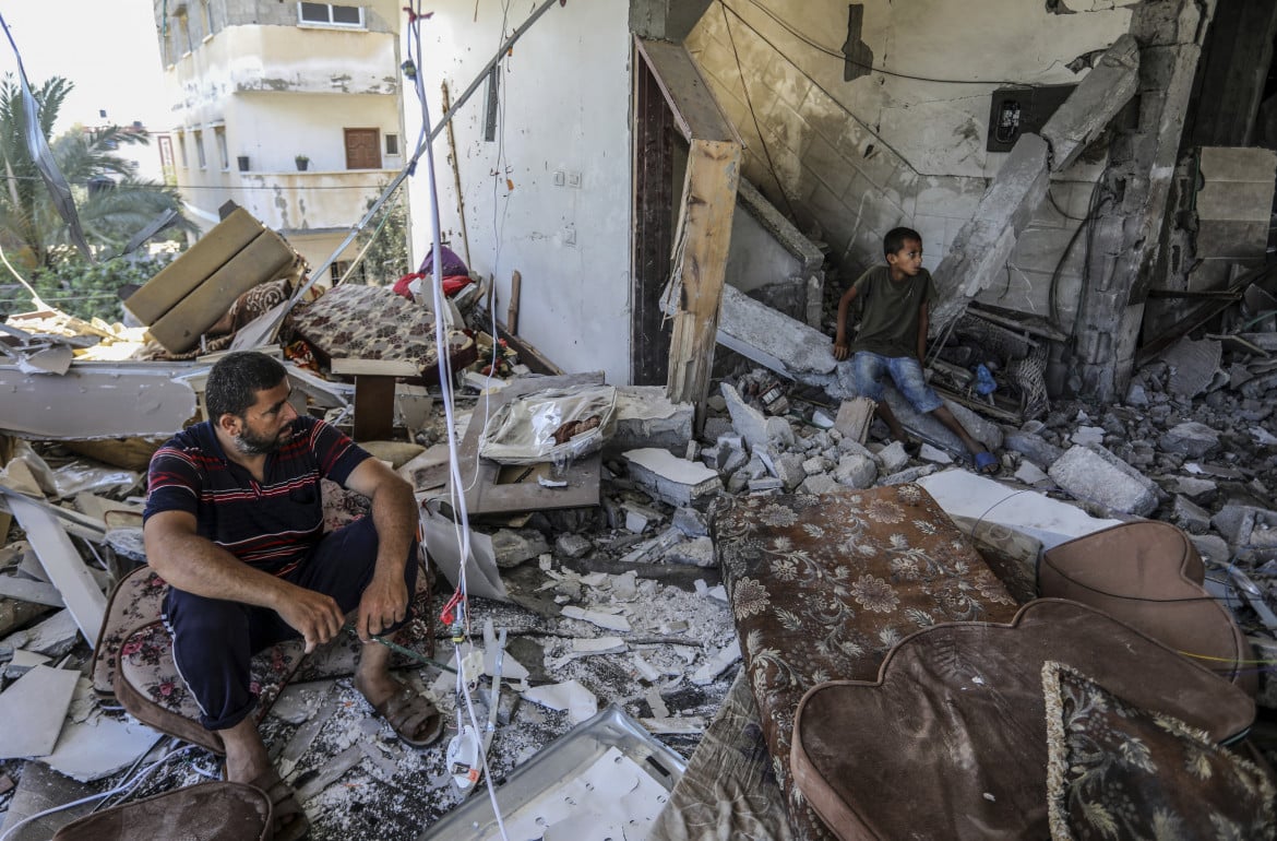 Un uomo tra le macerie della sua casa distrutta da un bombardamento israeliano a Al-Zawaida