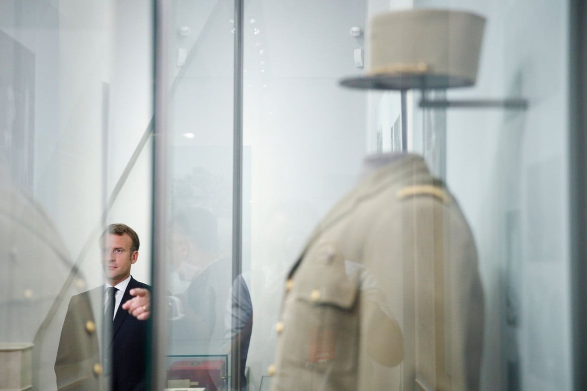 Macron in visita al museo dove è custodita la divisa del generale De Gaulle