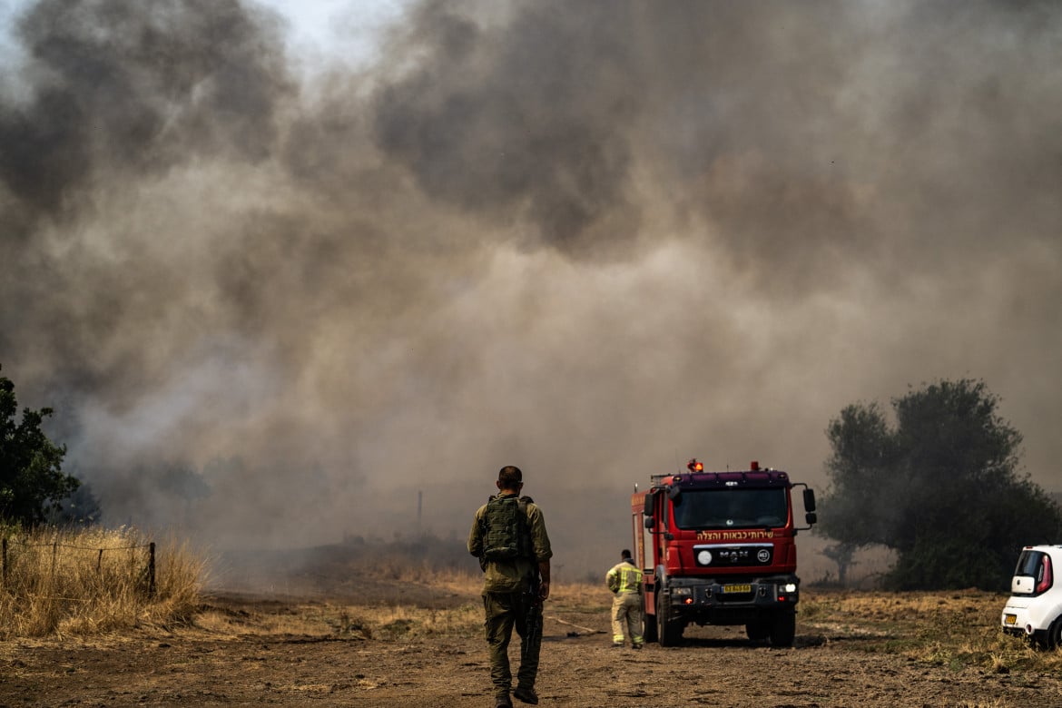 Gli incendi nel nord di Israele provocati dai missili lanciati dal Libano