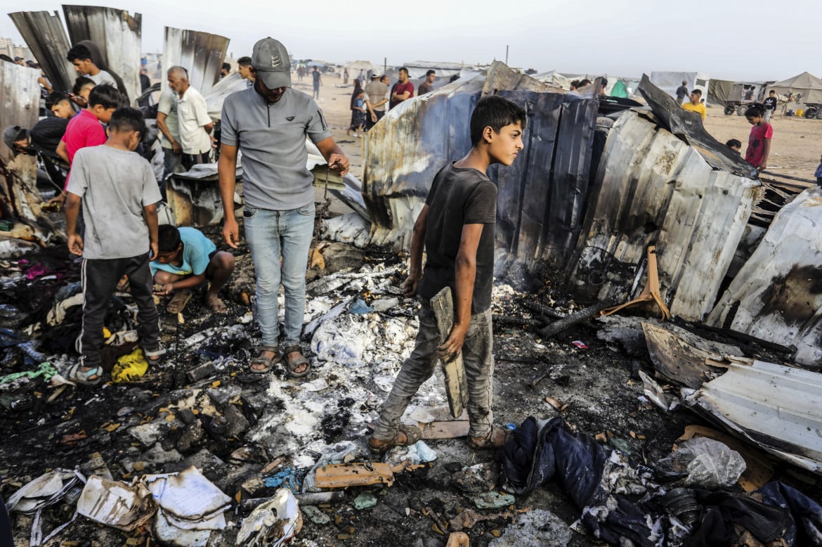Tende bruciate nel campo di al-Mawasi foto Ap/Abed Rahim Khatib