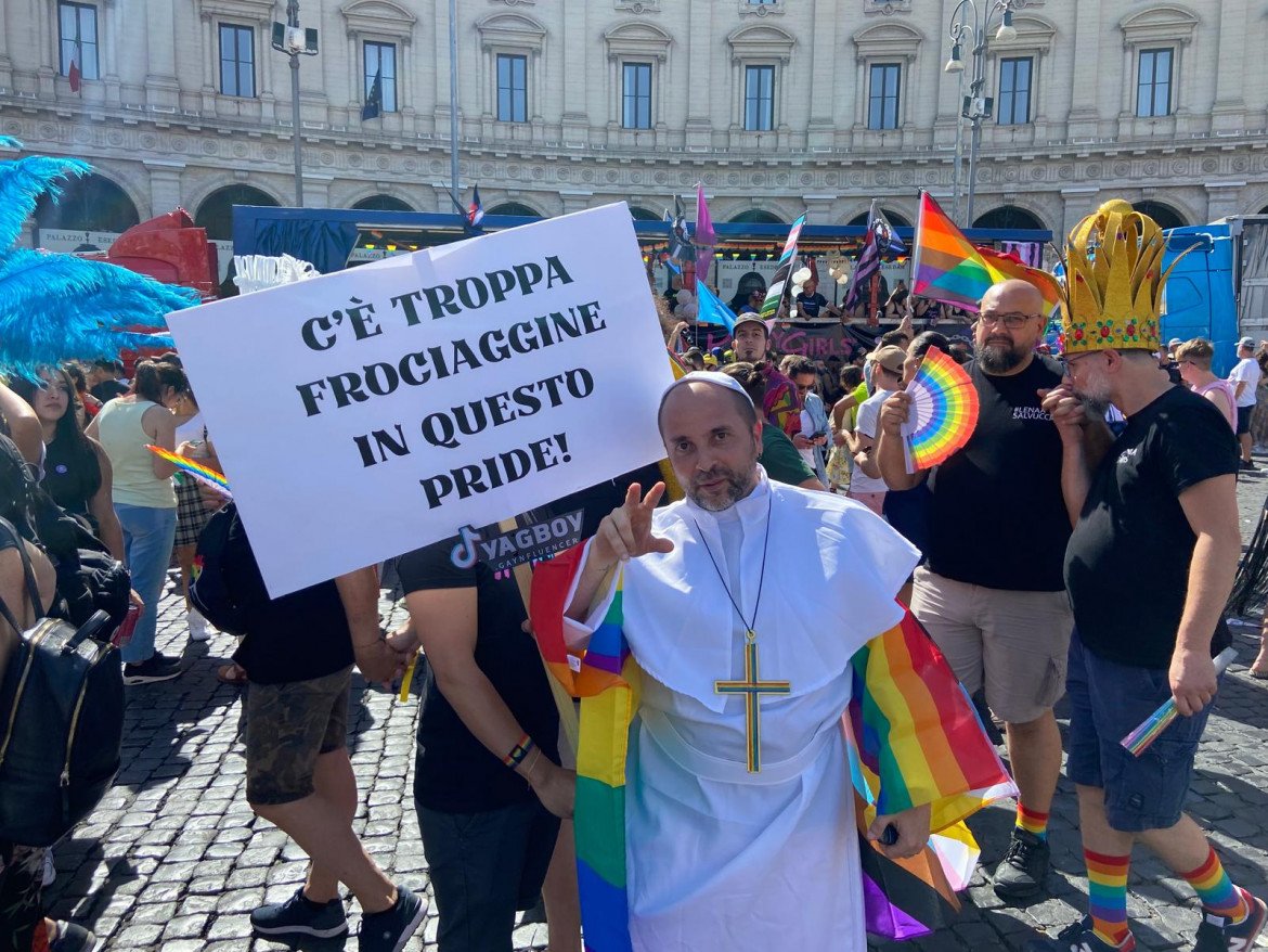 Un partecipante al Pride di Roma con il costume da Papa e un cartello con la scritta ''C'è troppa frociaggine in questo Pride''