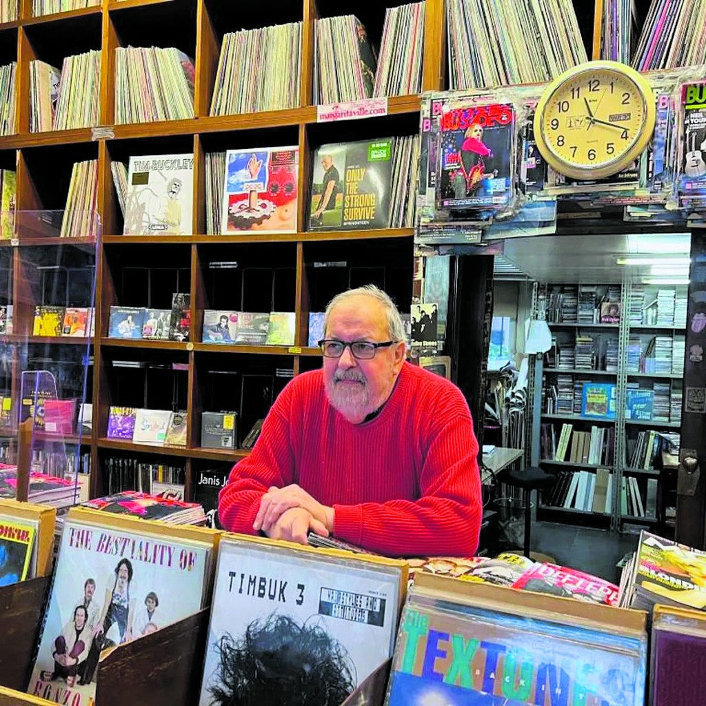 Paolo Carù nel suo negozio di dischi, a Gallarate