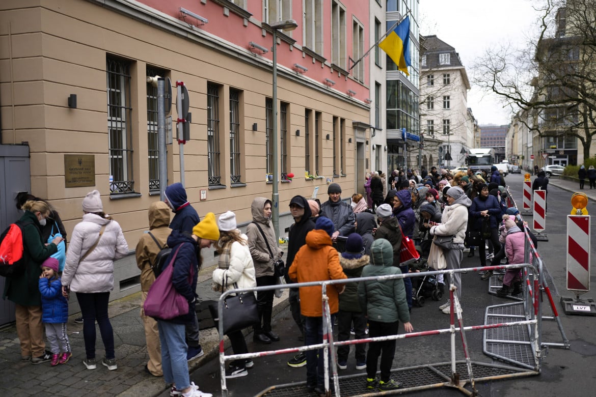 Rifugiati ucraini in fila per il Bürgergeld a Berlino