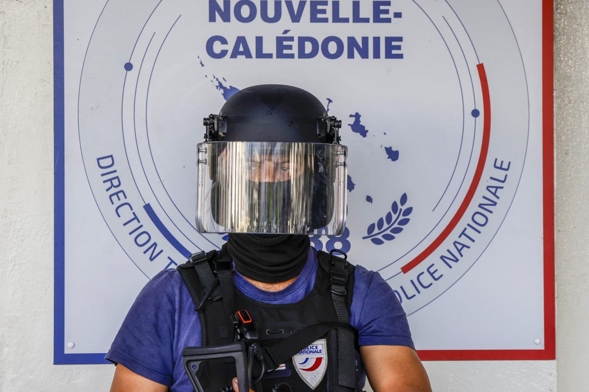 Il commissariato di Noumea il 23 maggio durante la visita del presidente Macron in Nuova Caledonia foto Ap