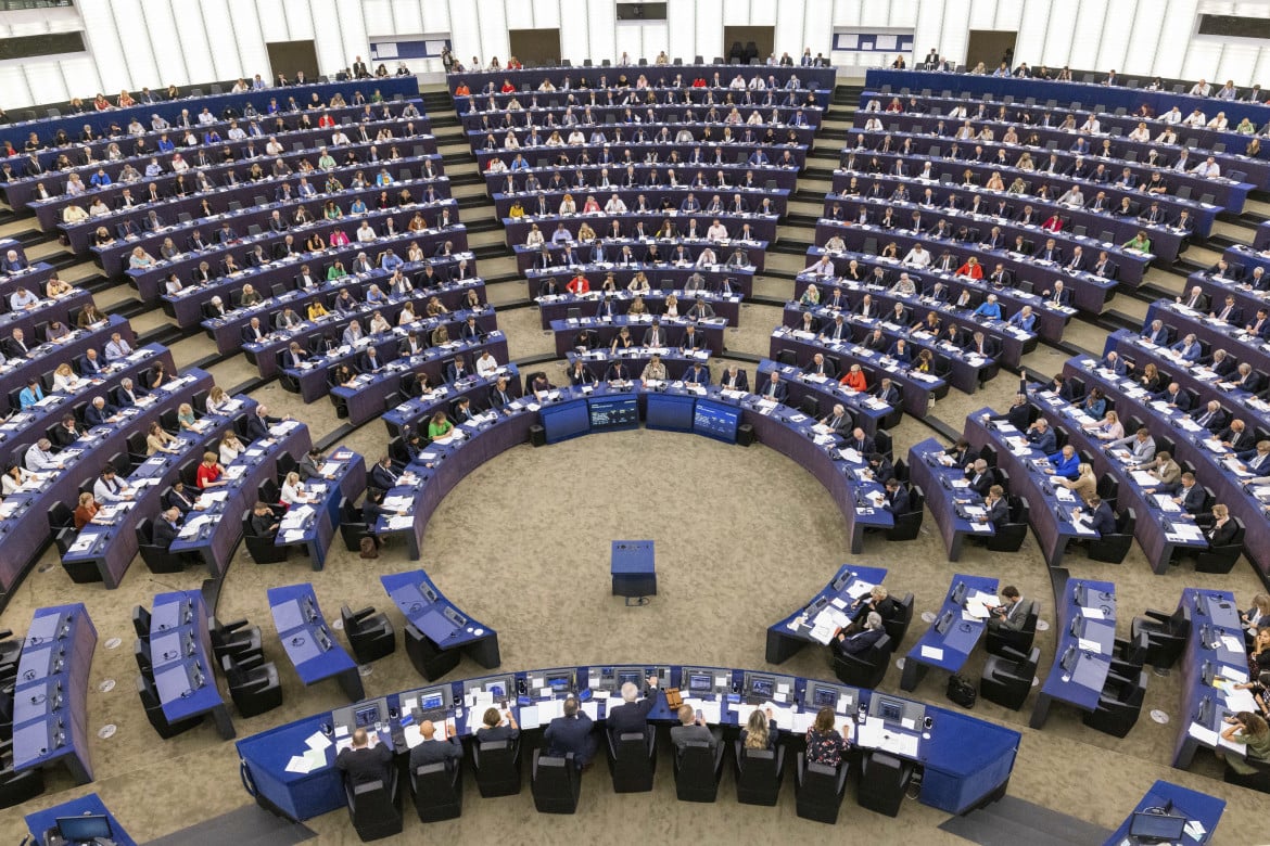 Le manovre dei gruppi all’Europarlamento, la partita Nato si gioca a destra
