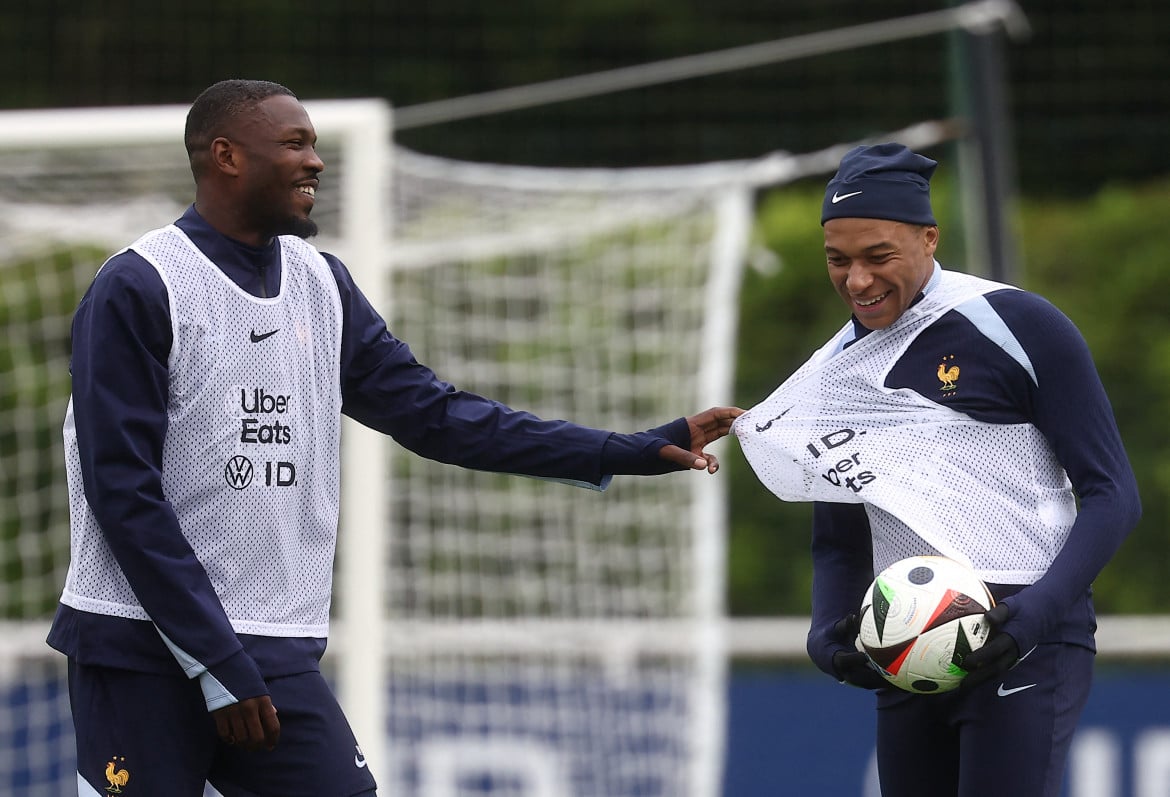 Marcus Thuram (a sinistra) scherza con Kylian Mbappé durante un allenamento della squadra francee in Germania foto Getty Images