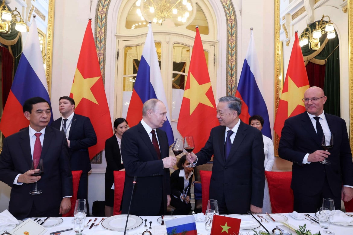 «Schiaffo» a Zelensky, tappeti rossi per Putin in Vietnam