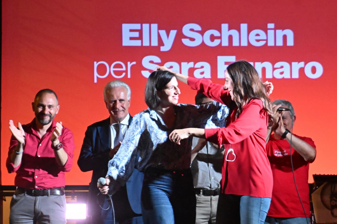 Elly Schlein con la candidata vincente di Firenze Sara Funaro