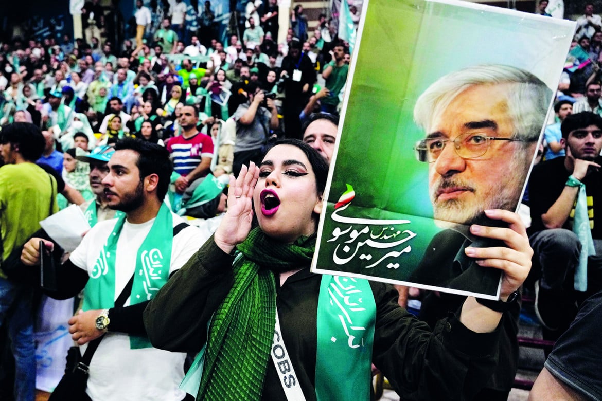 Sostenitori del candidato alle presidenziali iraniane Masoud Pezeshkian durante un comizio a Teheran foto Ap/Vahid Salemi