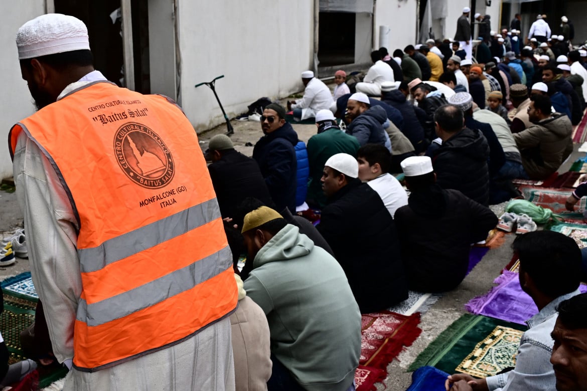 Preghiera di fedeli musulmani a Monfalcone