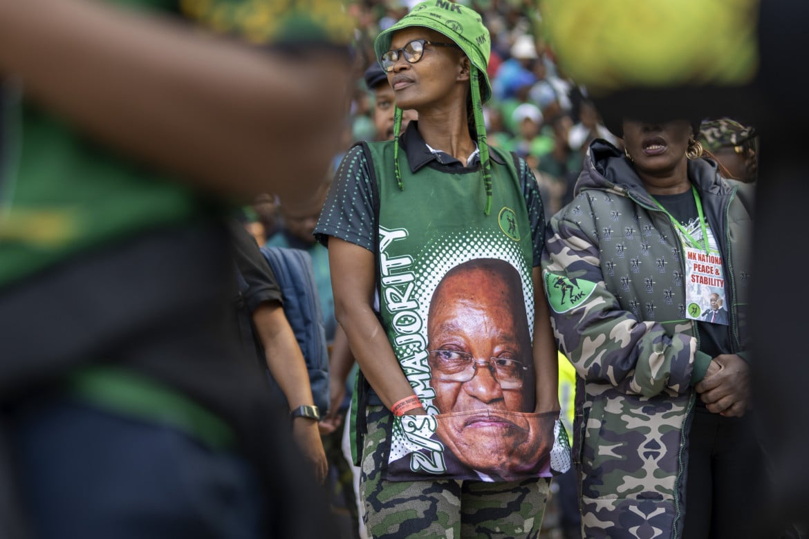 Una sostenitrice dell'ex presidente Jacob Zuma