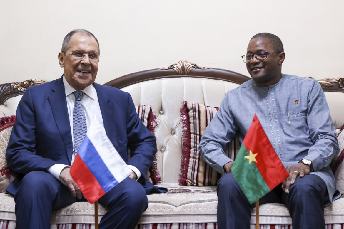 Il ministro degli Esteri russo Sergey Lavrov e il suo omologo burkinabè Karamoko Jean-Marie Traoré a Ouagadougou lo scorso 4 giugno