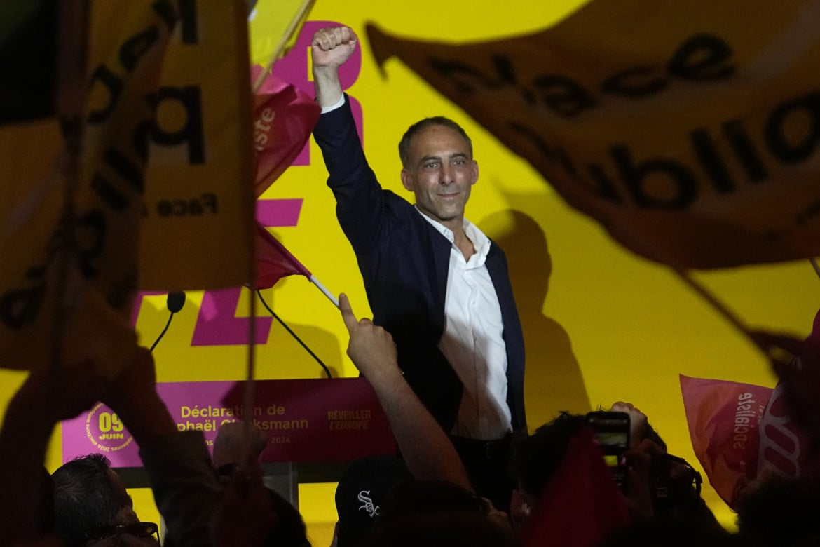 Il candidato del partito socialista francese Raphael Glucksmann dopo le elezioni europee