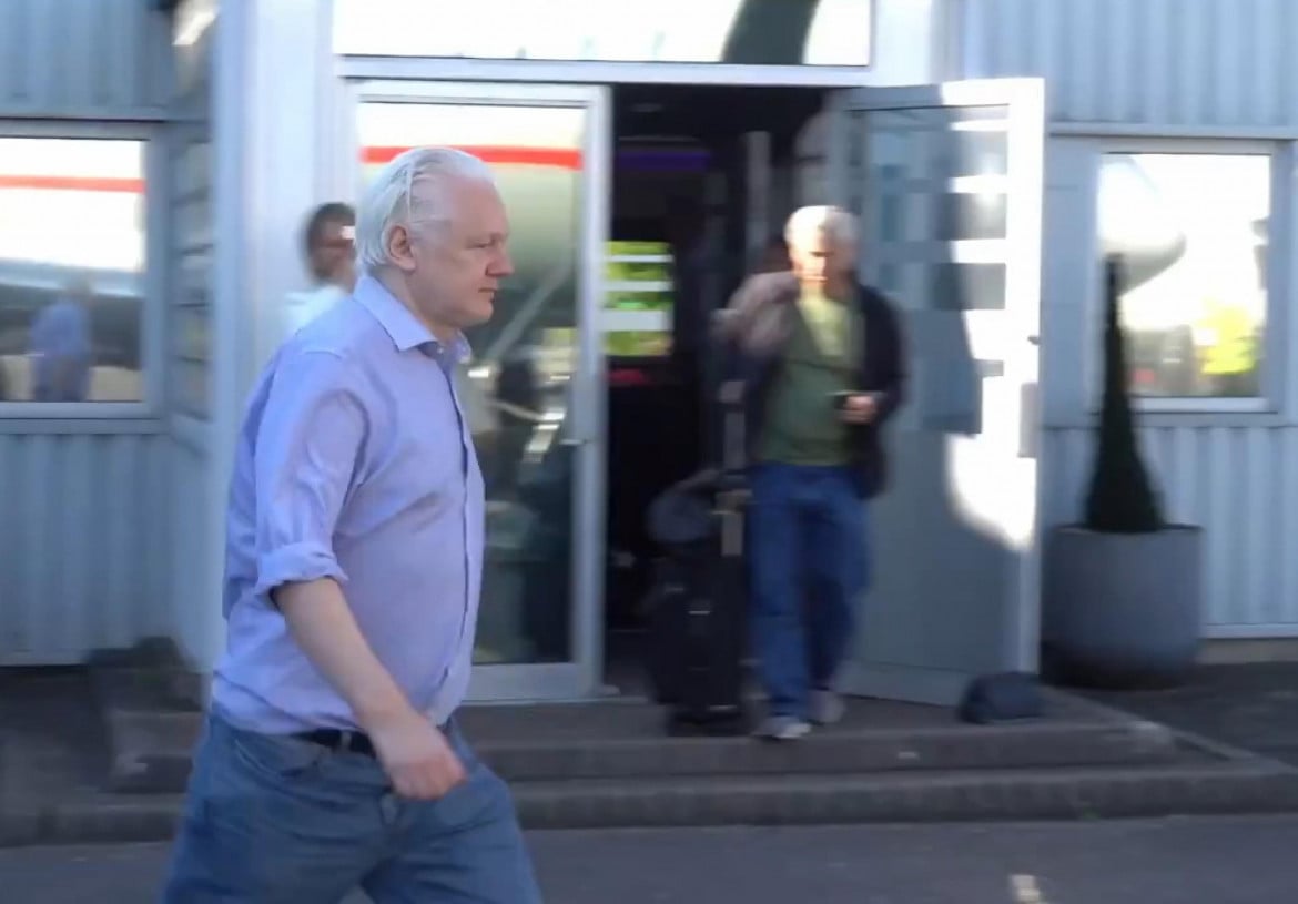 Julian Assange all'aeroporto londinese di Stansted - EPA/WIKILEAKS