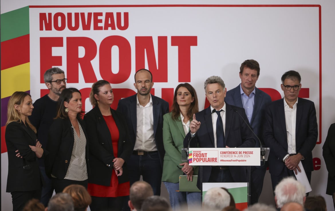 Il segretario nazionale del Partito Comunista Fabien Roussel circondato dai leader della coalizione di sinistra francese
