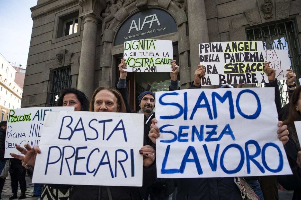 La manifestazione di protesta dei lavoratori precari dell'Agenzia Italiana del Farmaco (Aifa) il 5 marzo 2024