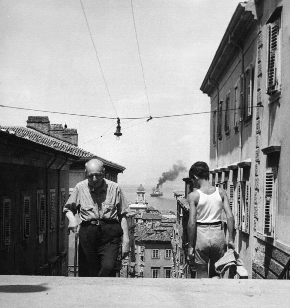 Umberto Saba passeggia nella sua città natale, Trieste, nel 1953