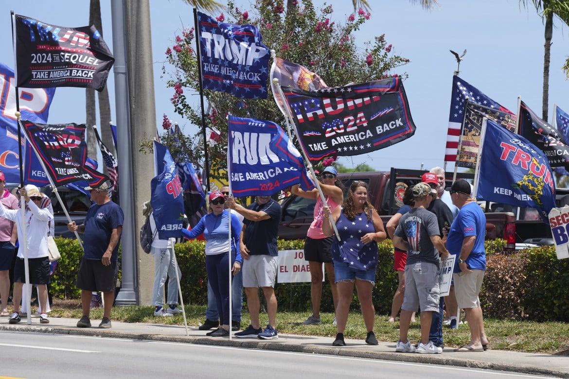 Sostenitori di Trump manifestano in Florida