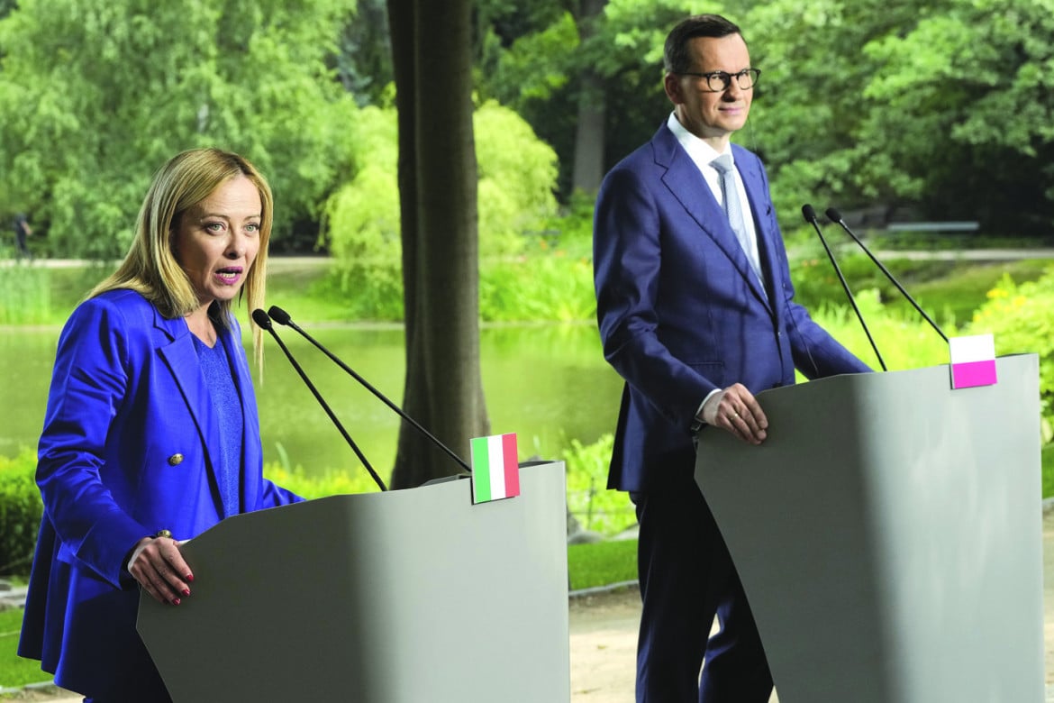 Giorgia Meloni con il primo ministro polacco Mateusz Morawiecki foto Ap