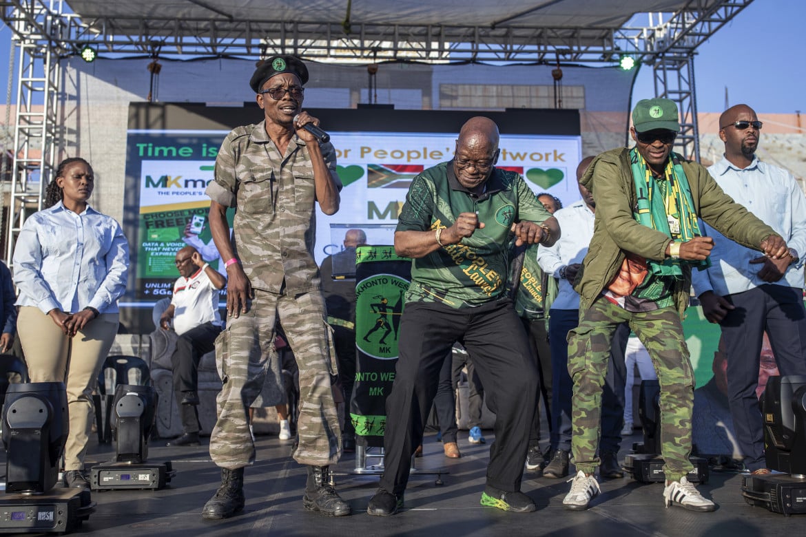 Jacob Zuma festeggia così l’affermazione del suo partito, uMkhonto we Sizwe foto Getty Images
