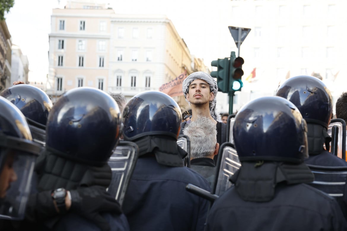 La democrazia imbrigliata da una tela repressiva