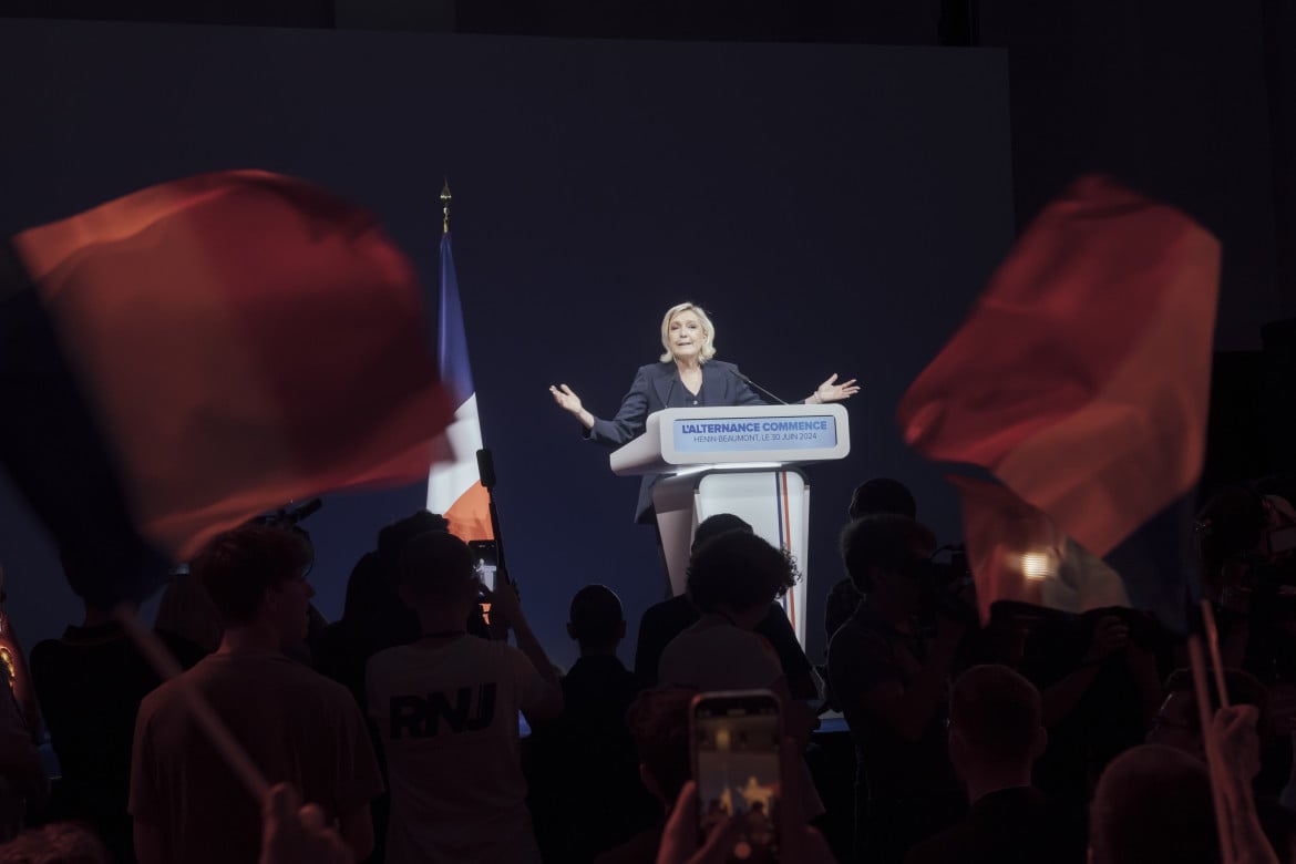 Marine Le Pen nella sede del Rassemblement National a Henin-Beaumon