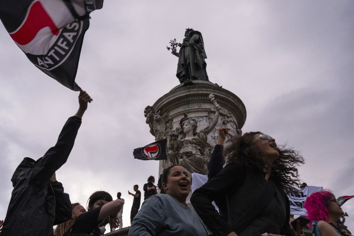 La manifestazione antifascista di domenica sera in Place de la République, nel cuore di Parigi