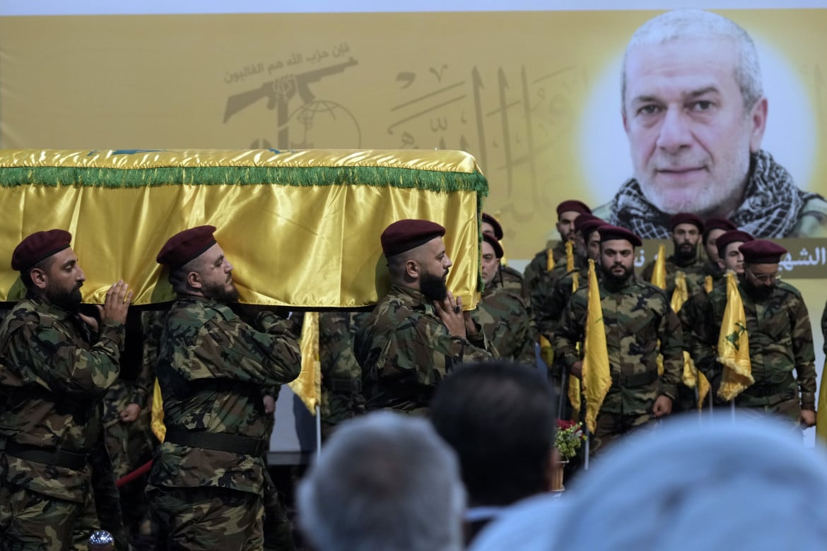 Il feretro di Mohammad Naameh Nasser, il comandante di Hezbollah ucciso a Tiro. Il funerale si è svolto ieri a a Beirut foto Bilal Hussein/Ap