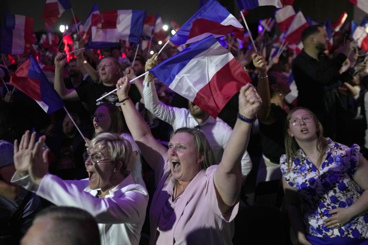 Sostenitori di Marie Le Pen dopo l’esito del primo turno elettorale foto Ap