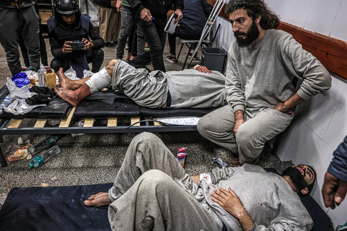 Prigionieri palestinesi detenuti dall'esercito israeliano e recentemente rilasciati attendono cure all'ospedale al-Najjar di Rafah foto di Said Khatib/Getty Images