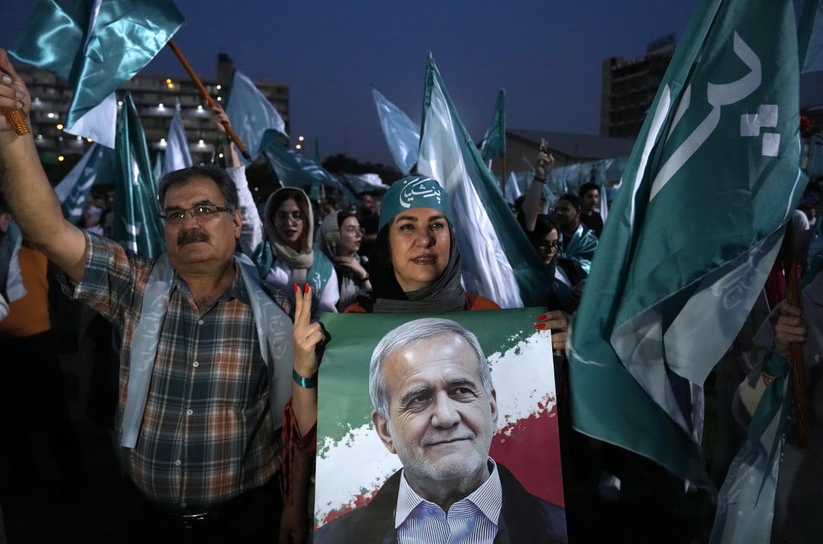 Sostenitori di Masoud Pezeshkian manifestano a Teheran