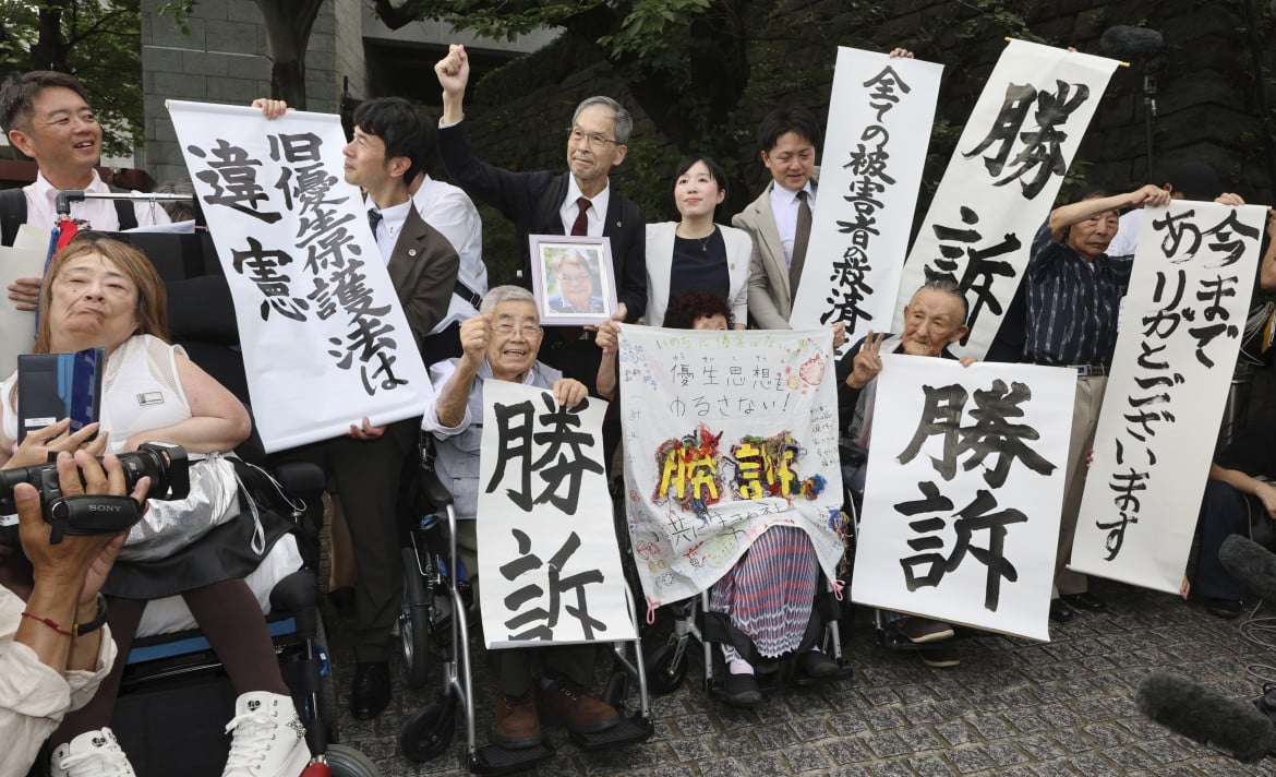 Festeggiamenti dopo la sentenza della Corte suprema giapponese contro l'eugenetica