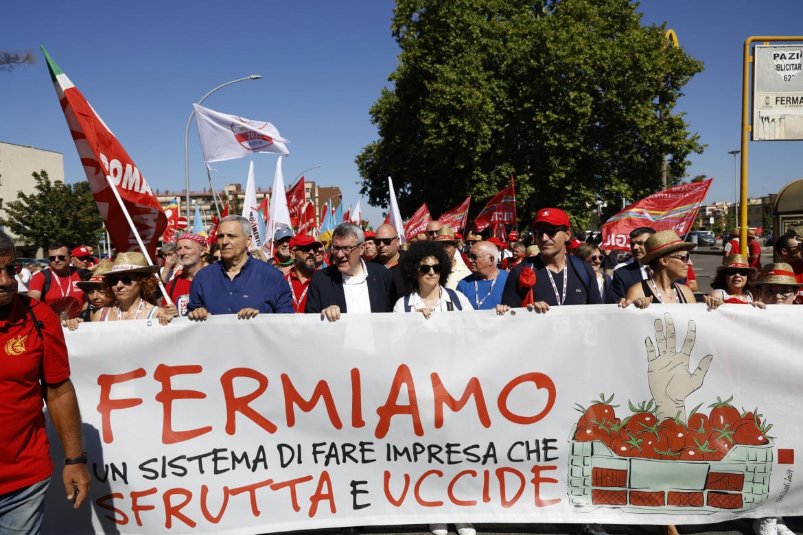 Latina, manifestazione nazionale Cgil contro lo sfruttamento dei lavoratori in campagna