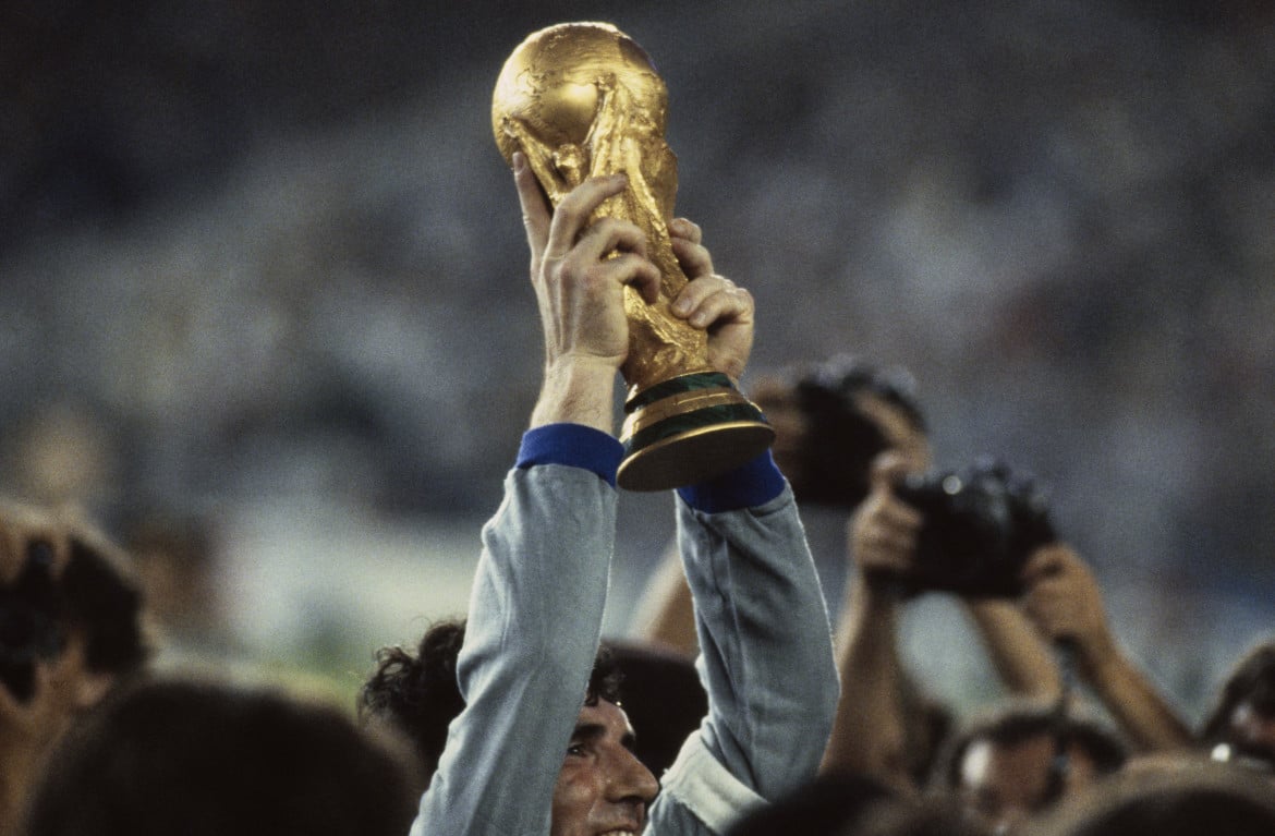 Dino Zoff alza la coppa del mondo nel 1982