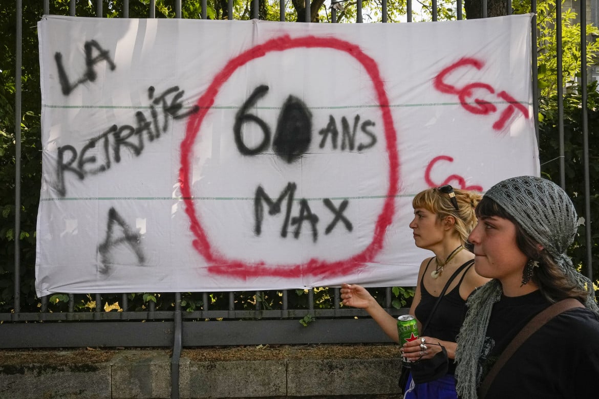 Francia, uno striscione che chiede di andare in pensione a 60 anni