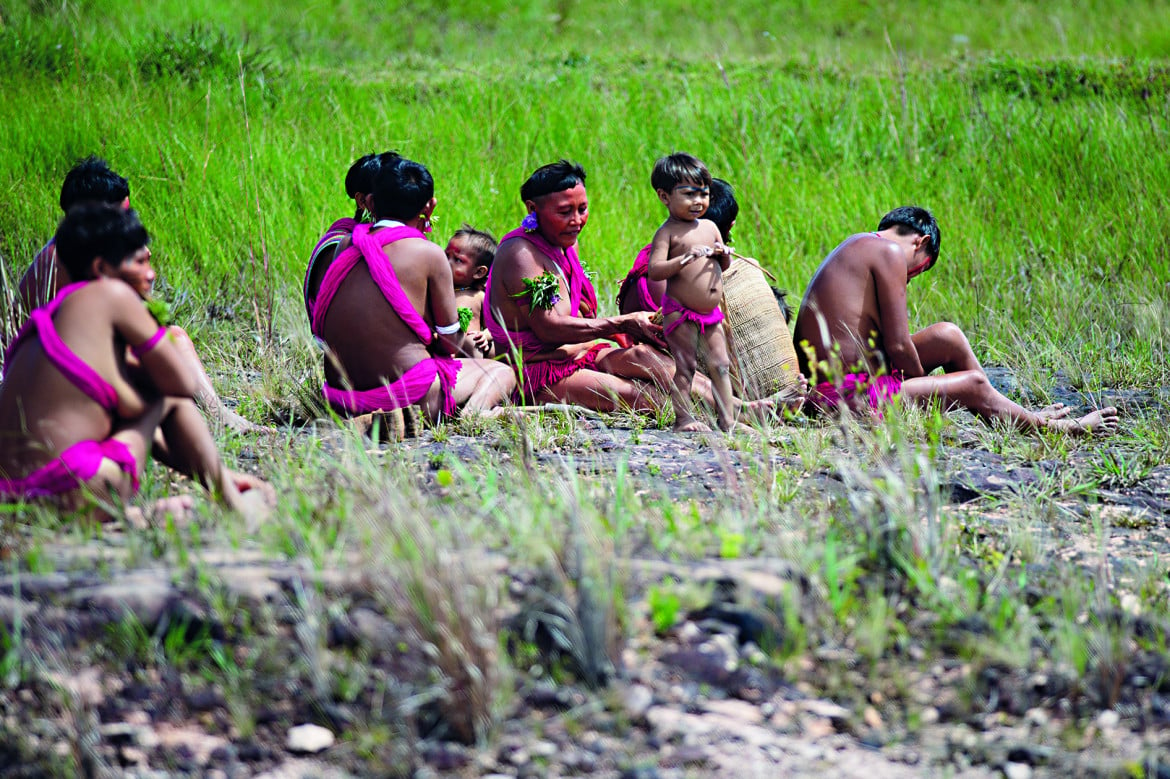 Brasile, stato di Roraima, indigeni Yanomami in attesa di ricevere assistenza medica nella Yanomami / Raposa Serra do Sol Mission